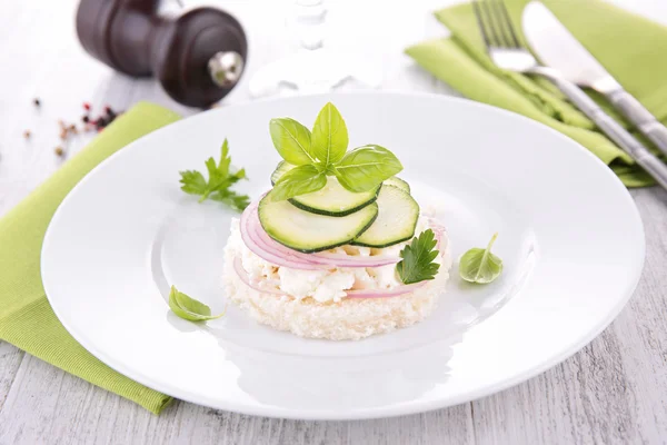 Voorgerecht brood, kaas en courgette — Stockfoto