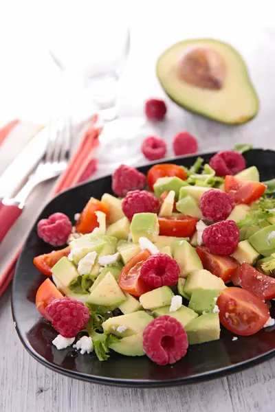 Ahududu ile Avokado salatası — Stok fotoğraf