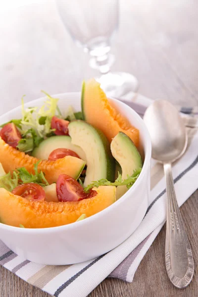 Ensalada con melón y aguacate —  Fotos de Stock