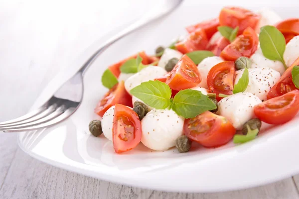 Salada de tomate com mussarela — Fotografia de Stock