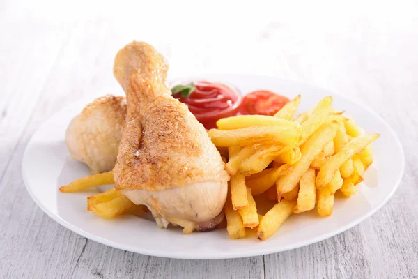 Perna de frango e batatas fritas — Fotografia de Stock