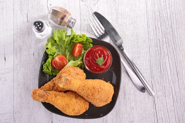 닭 다리와 샐러드 — 스톡 사진