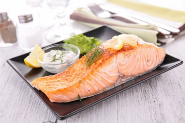 ızgara somon ve sos