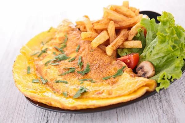 Omeletu a hranolky — Stock fotografie