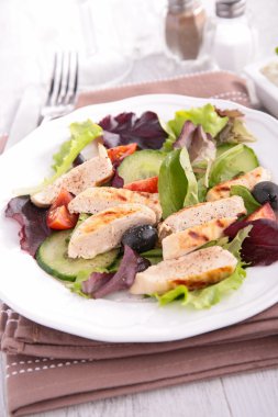 Tavuklu salata.