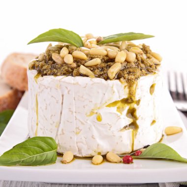 Pesto soslu peynirli