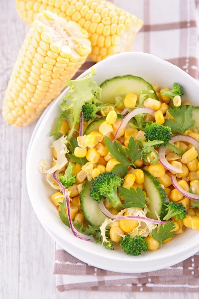 Salada com milho — Fotografia de Stock