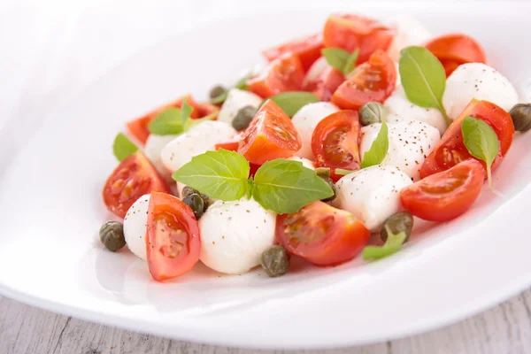 Salat mit Mozzarella und Tomaten — Stockfoto