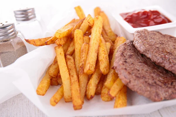 Carne de res y patatas fritas —  Fotos de Stock