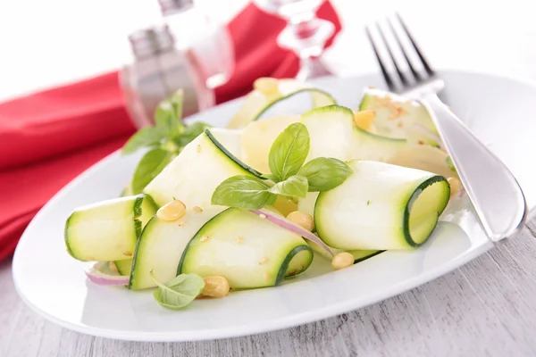 Salat mit Zucchini, Basilikum — Stockfoto
