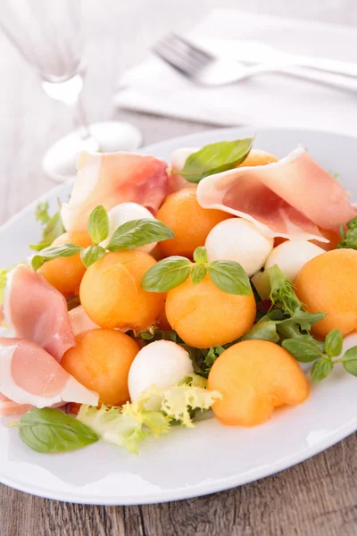 Salat mit Melone und Mozzarella — Stockfoto