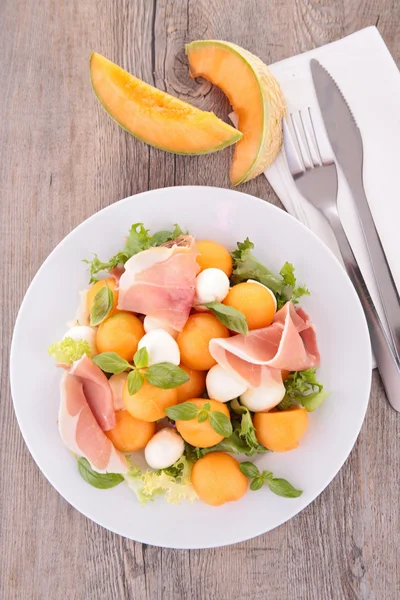 Salada com melão e mussarela — Fotografia de Stock