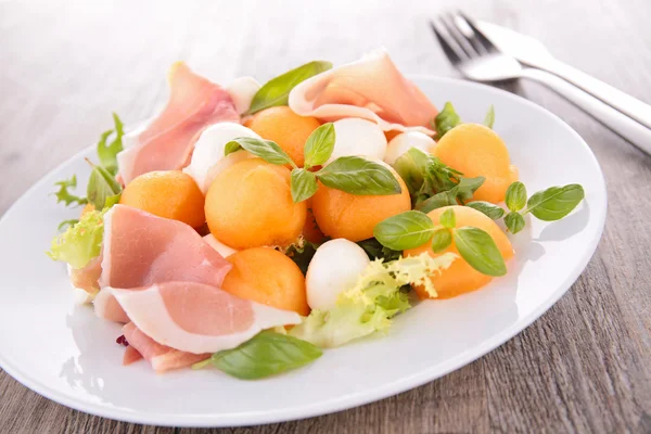 Salada com melão e mussarela — Fotografia de Stock