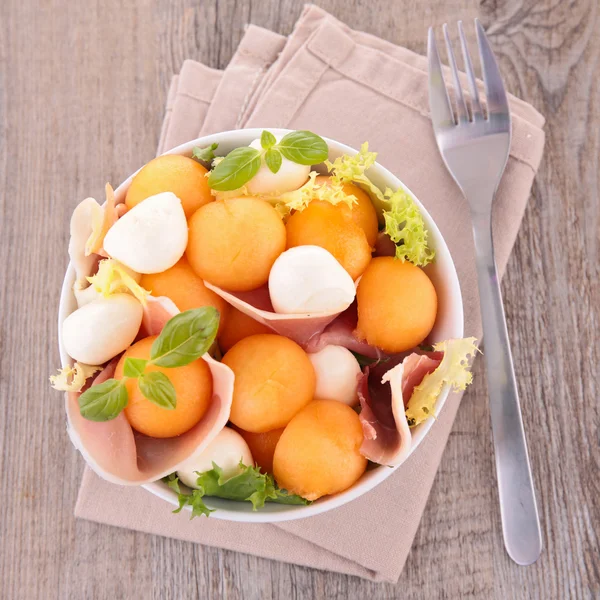 Ensalada con melón y mozzarella —  Fotos de Stock