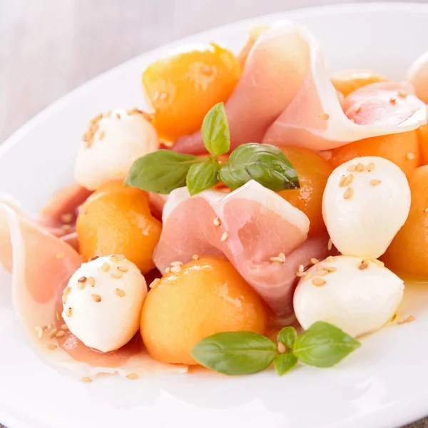 Salade met meloen, mozzarella — Stockfoto