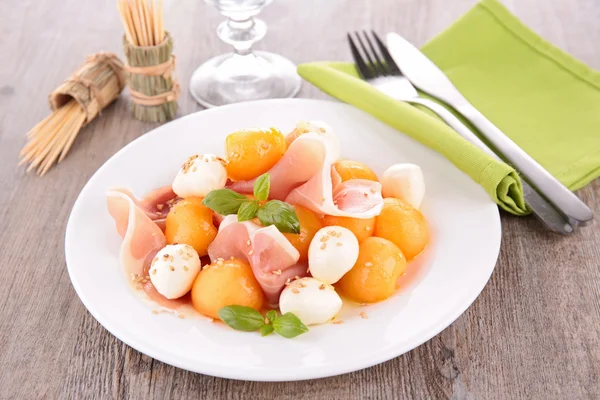 Salada com melão, mussarela — Fotografia de Stock