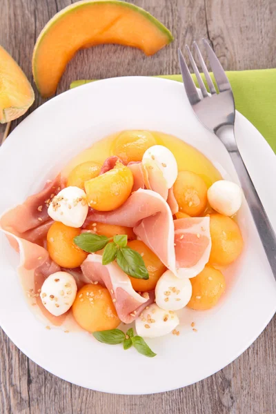 Salada com melão, mussarela — Fotografia de Stock