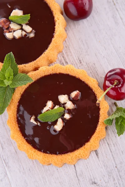 Chokladtårta och körsbär — Stockfoto