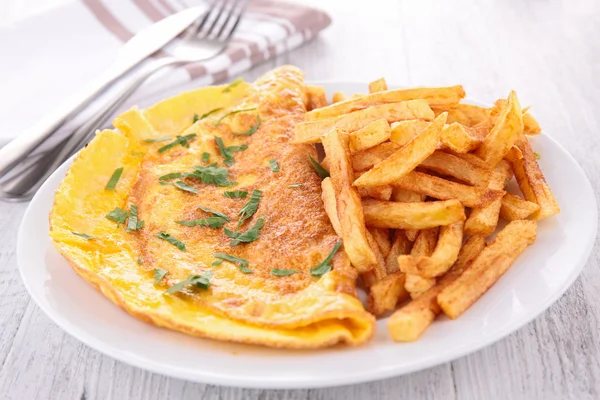 Omlet ve patates kızartması — Stok fotoğraf