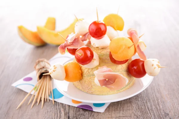 Salada com melão, prosciutto e mussarela — Fotografia de Stock