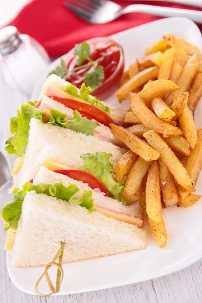 Sanduíche e batatas fritas — Fotografia de Stock