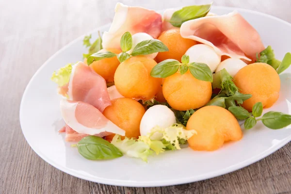 Salada com melão, prosciutto e mussarela — Fotografia de Stock