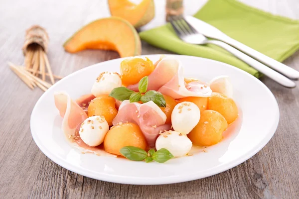 Salada com melão, prosciutto e mussarela — Fotografia de Stock