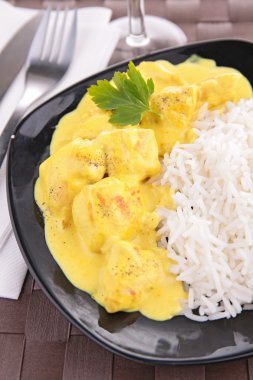 Körili tavuk ve pilav.