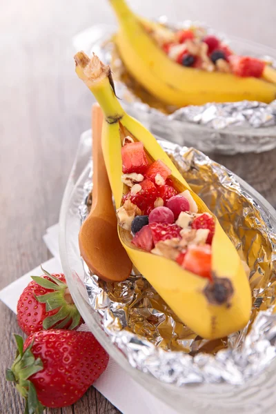 Банановый десерт с ягодами — стоковое фото