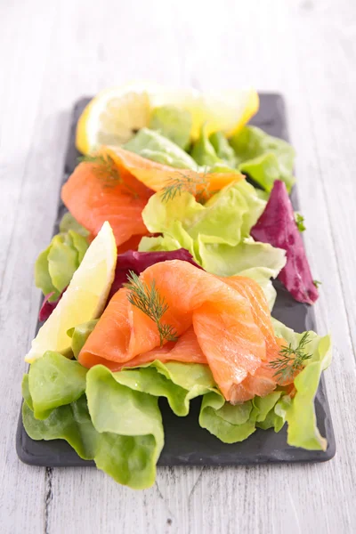 Salada de salmão — Fotografia de Stock