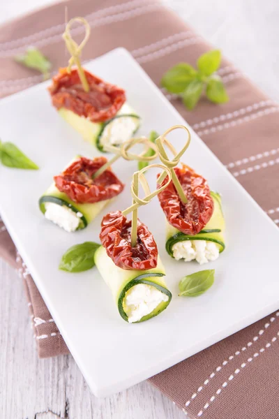 Rotolo di zucchine con panna e pomodoro secco — Foto Stock