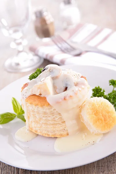 Puff pastry filling with mushroom and chicken — Stock Photo, Image