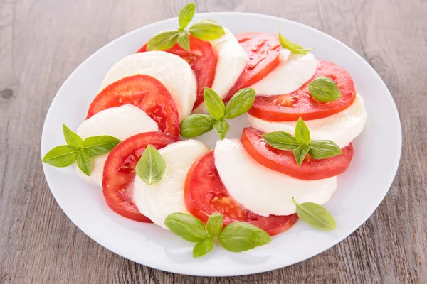 Tomate, mussarela e manjericão — Fotografia de Stock