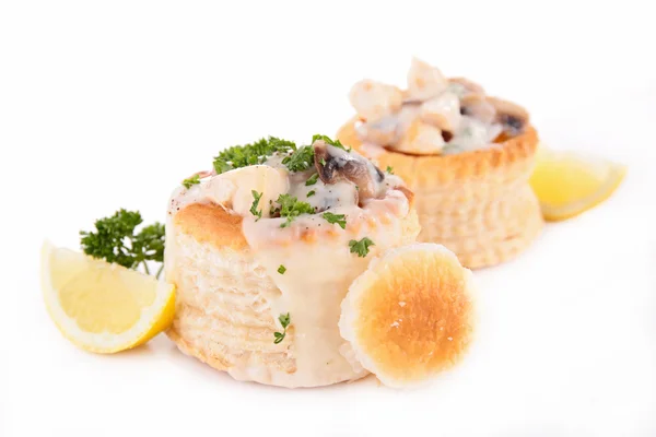 Ciasto francuskie, wypełnienie z pieczarkami i kurczakiem — Zdjęcie stockowe