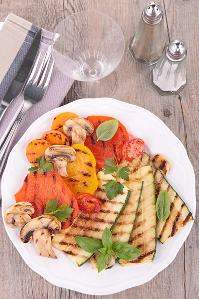 Salat mit gegrilltem Gemüse — Stockfoto