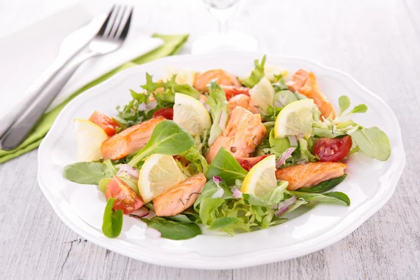 Salada de salmão — Fotografia de Stock