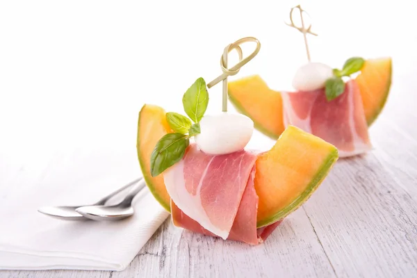Sałatka z melona i szynki i mozzarellą — Zdjęcie stockowe