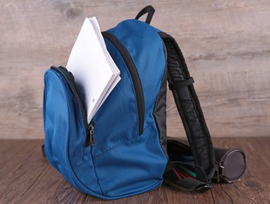 sırt çantası ve kağıt