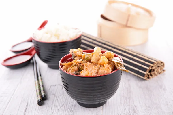 Asian cuisine with rice and chicken — Stock Photo, Image