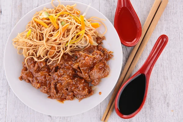 Beef and noodles — Stock Photo, Image