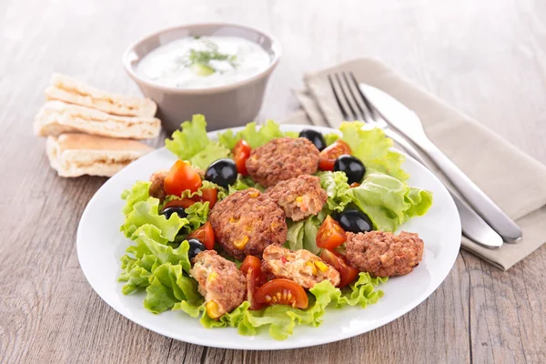 Salada fresca com tomates — Fotografia de Stock