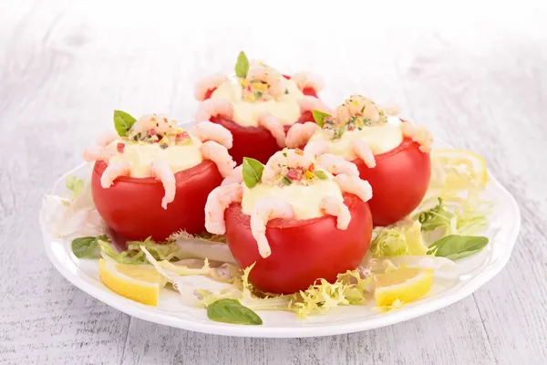 Pomodoro con gamberetti e salsa — Foto Stock