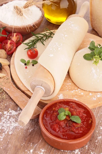 Pizza e ingredienti — Foto Stock