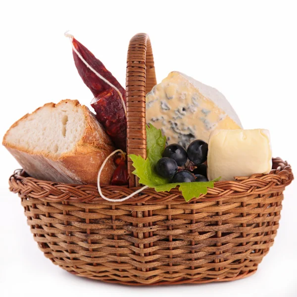 Cesta de vime com pão, queijo e salsicha — Fotografia de Stock