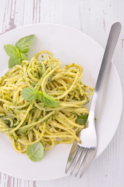 Espaguetis con salsa de pesto — Foto de Stock