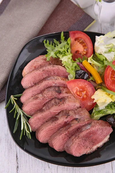 Carne fatiada e salada — Fotografia de Stock