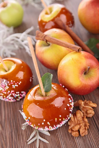 Manzanas de caramelo en palos — Foto de Stock