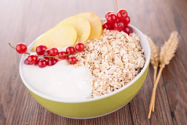 Copos de maíz con yogur y frutas —  Fotos de Stock