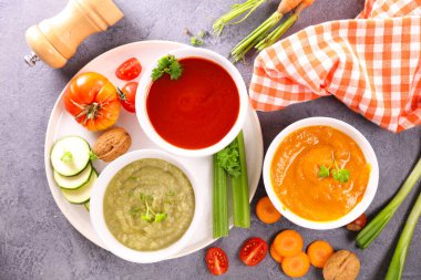 Bir kase sebze çorbası.