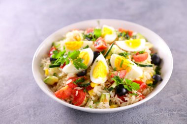 Pirinç, domates ve yumurtayla karışık sebze.